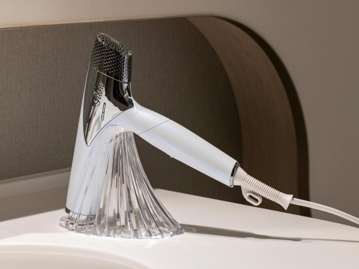 Mitsui Garden Hotel Yokohama Minatomirai Premier מראה חיצוני תמונה A hair dryer