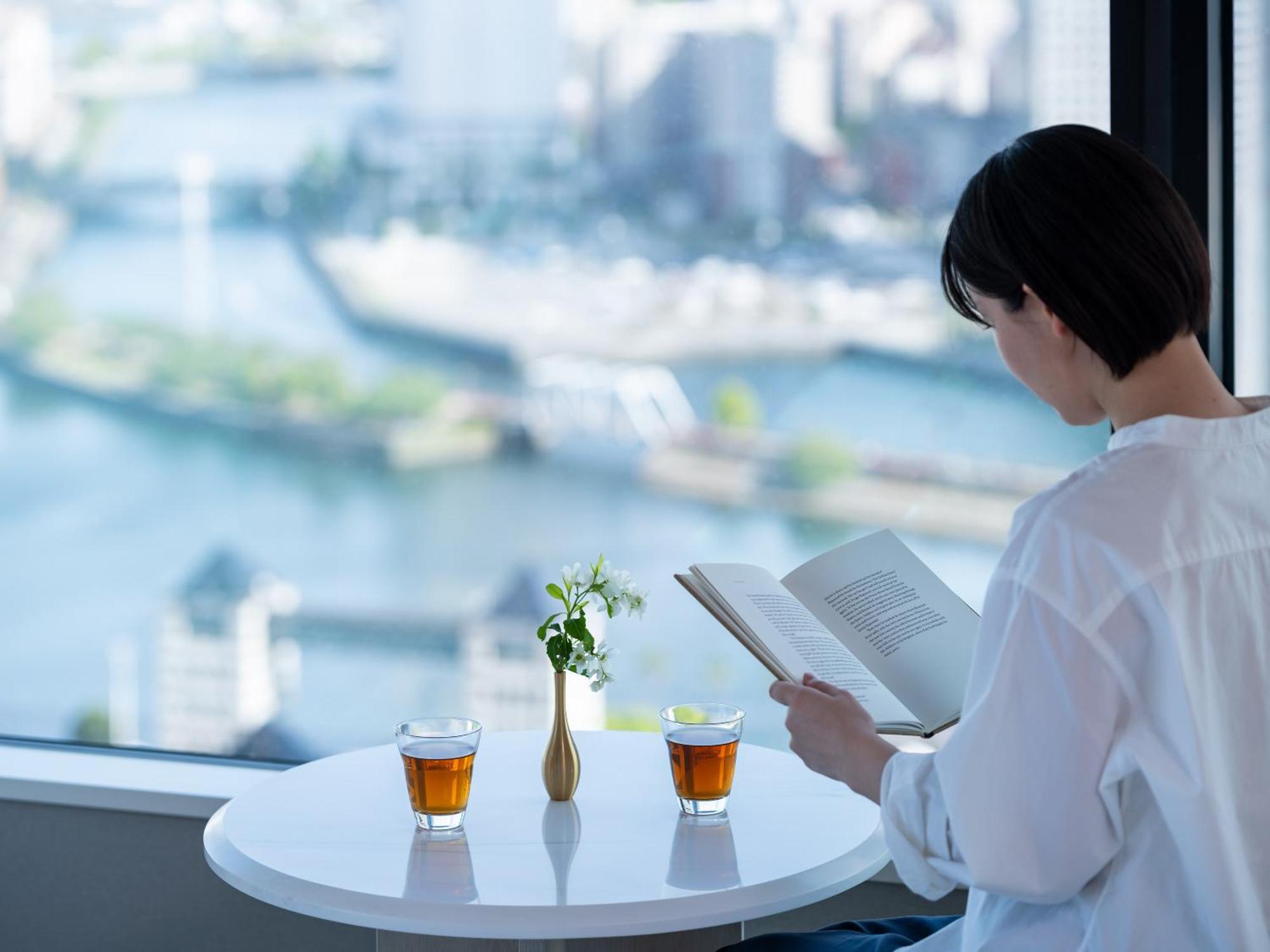 Mitsui Garden Hotel Yokohama Minatomirai Premier מראה חיצוני תמונה A woman reading a book