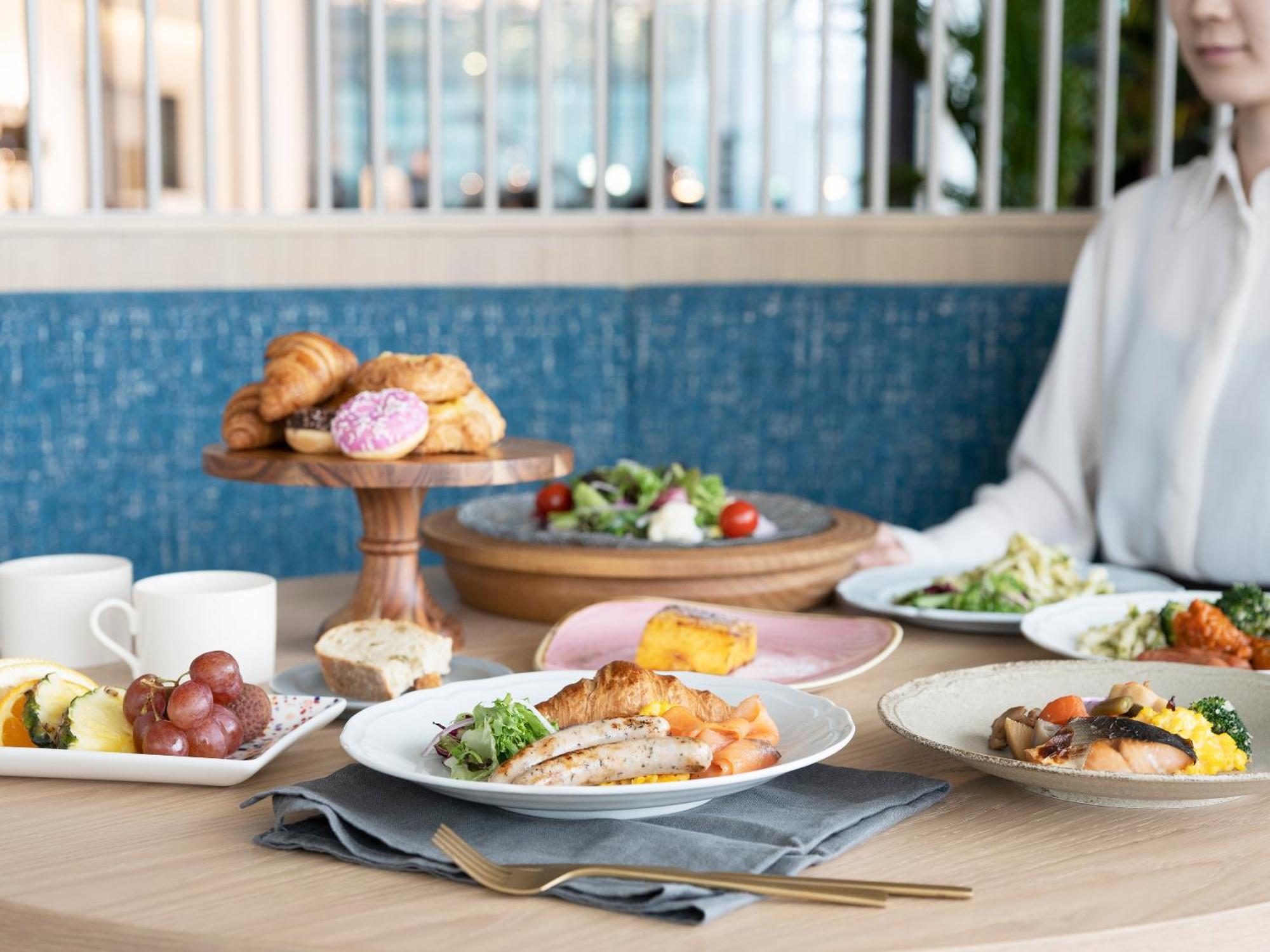 Mitsui Garden Hotel Yokohama Minatomirai Premier מראה חיצוני תמונה A selection of dishes at the restaurant