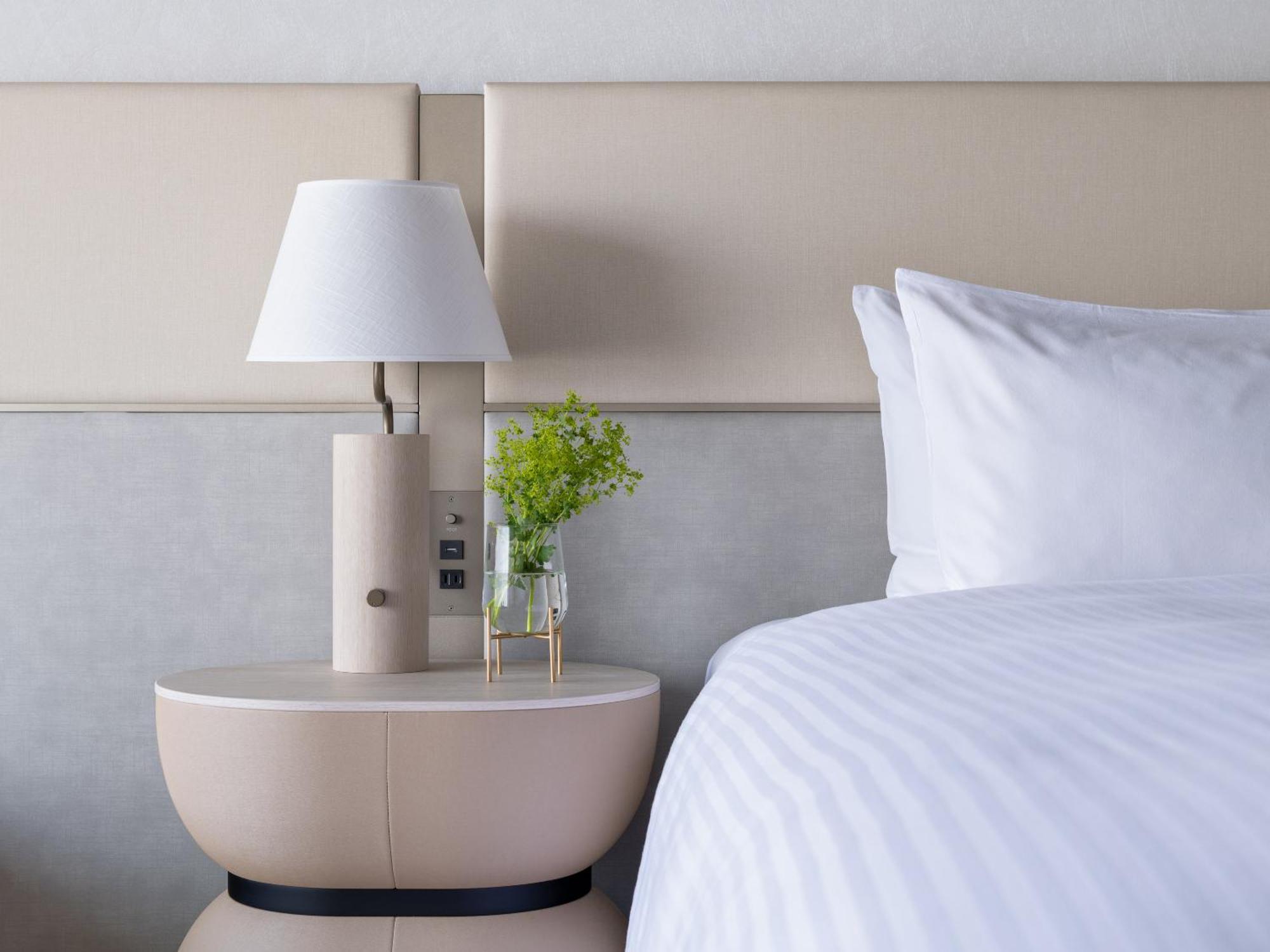 Mitsui Garden Hotel Yokohama Minatomirai Premier מראה חיצוני תמונה A bedside table
