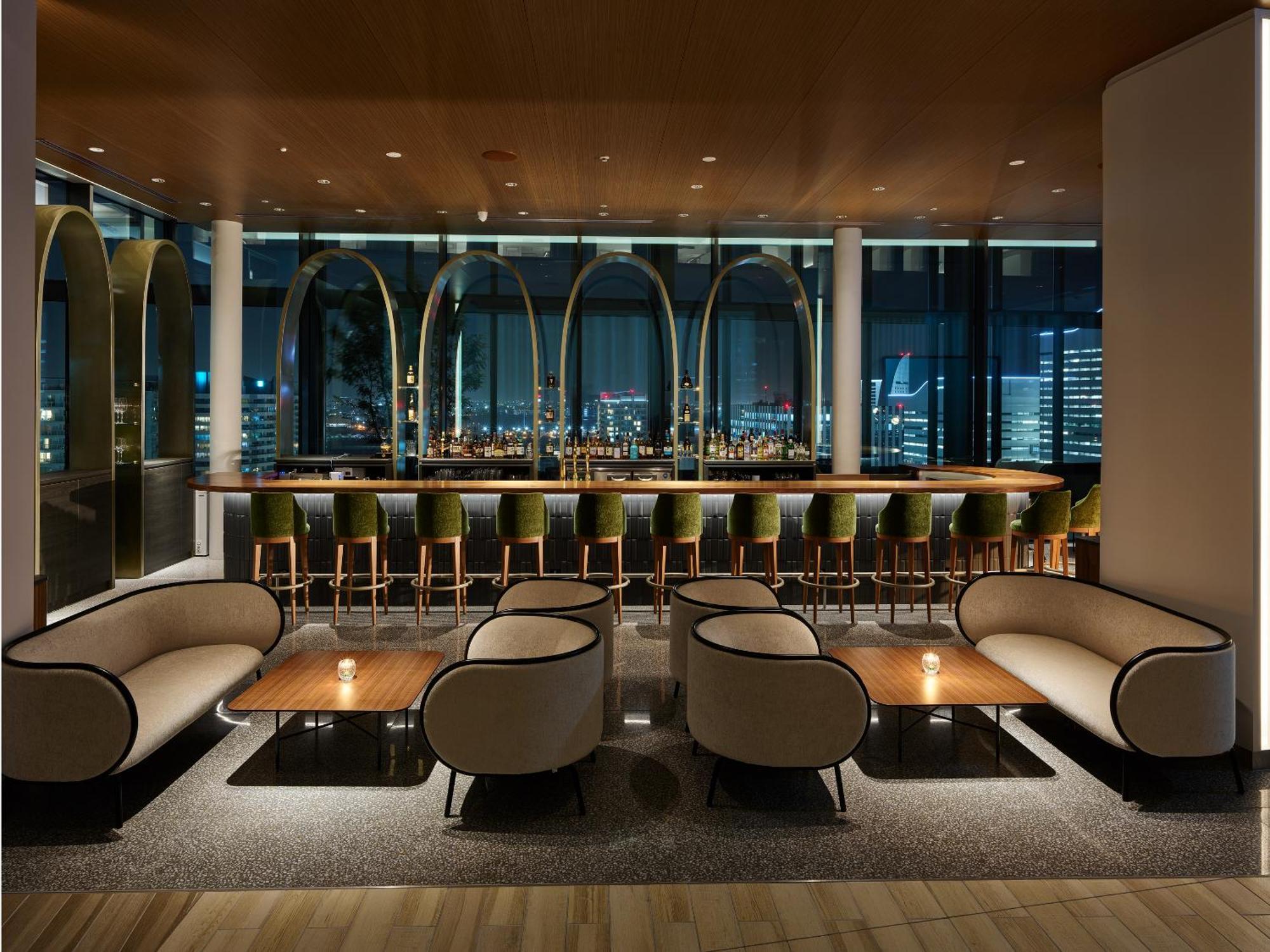 Mitsui Garden Hotel Yokohama Minatomirai Premier מראה חיצוני תמונה The bar at the 360° Sky Lounge
