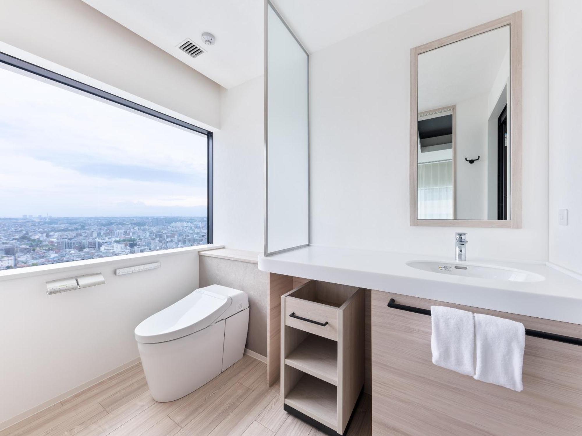 Mitsui Garden Hotel Yokohama Minatomirai Premier מראה חיצוני תמונה A modern Japanese toilet