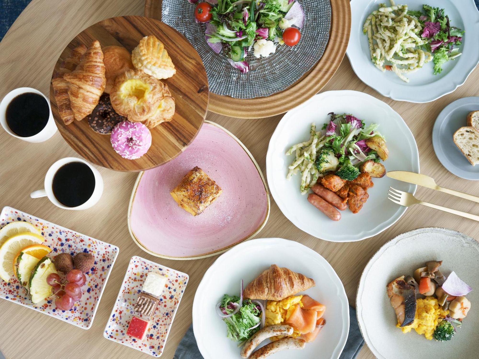 Mitsui Garden Hotel Yokohama Minatomirai Premier מראה חיצוני תמונה A selection of dishes at the restaurant
